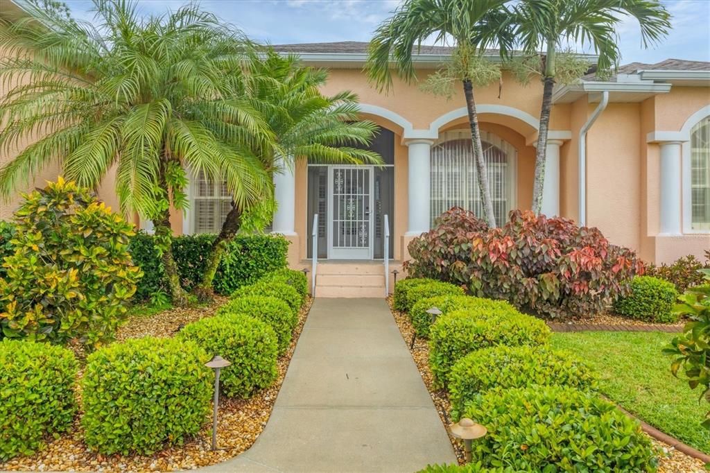 Activo con contrato: $425,000 (4 camas, 4 baños, 2585 Pies cuadrados)