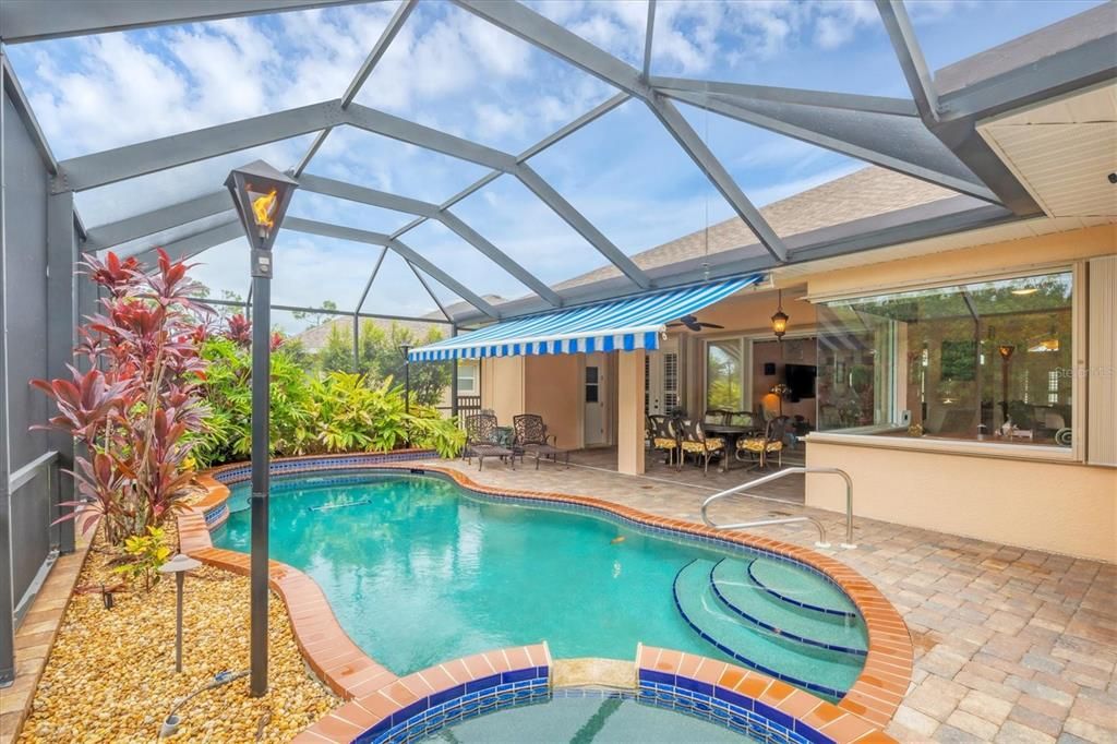 Activo con contrato: $425,000 (4 camas, 4 baños, 2585 Pies cuadrados)