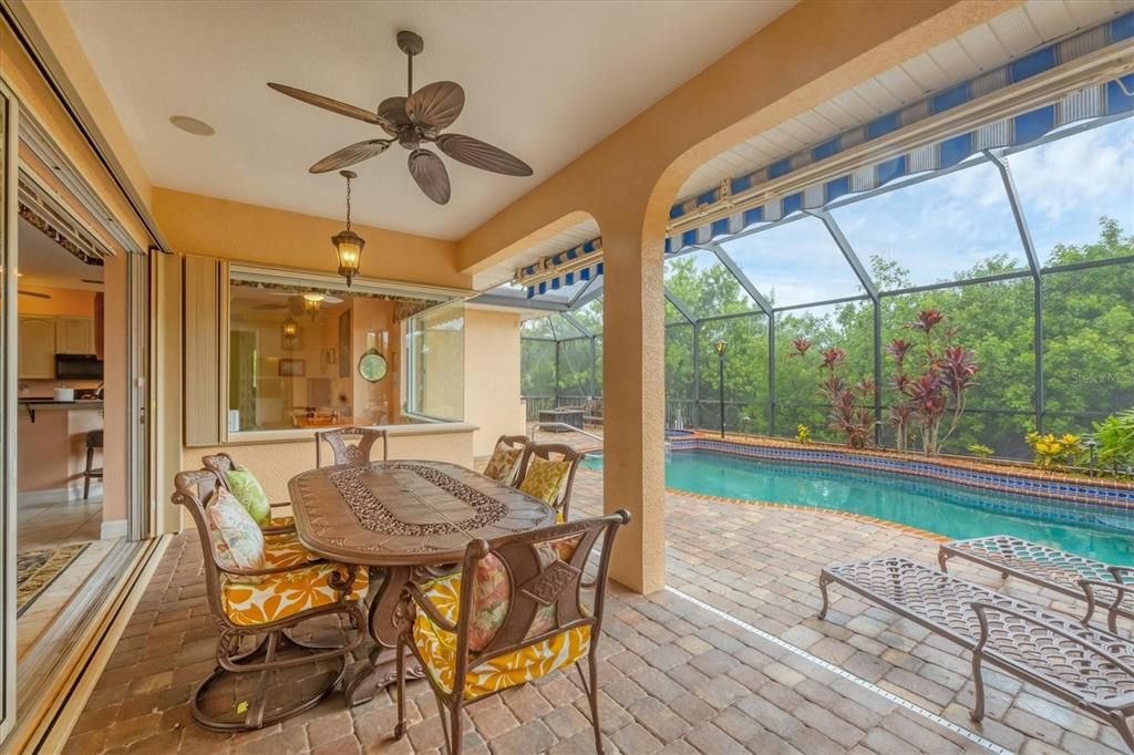 Activo con contrato: $425,000 (4 camas, 4 baños, 2585 Pies cuadrados)