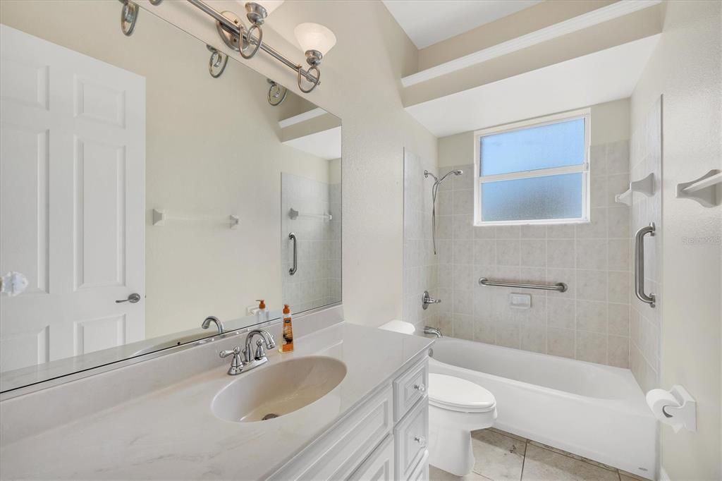 Activo con contrato: $425,000 (4 camas, 4 baños, 2585 Pies cuadrados)