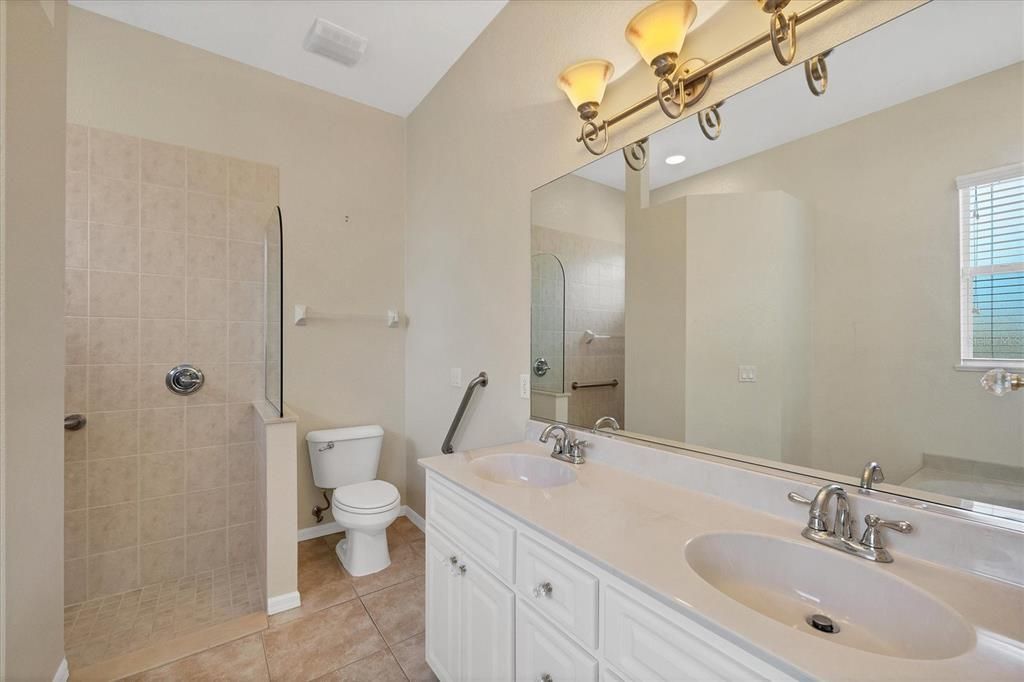 Activo con contrato: $425,000 (4 camas, 4 baños, 2585 Pies cuadrados)