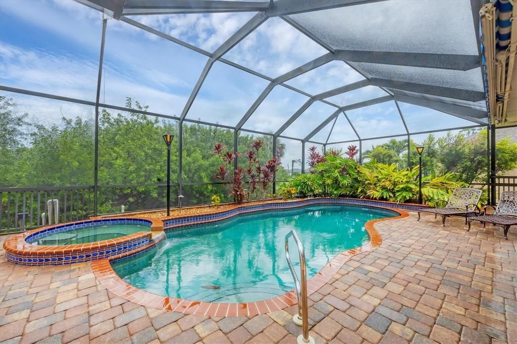 Activo con contrato: $425,000 (4 camas, 4 baños, 2585 Pies cuadrados)