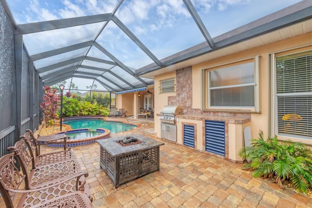 Activo con contrato: $425,000 (4 camas, 4 baños, 2585 Pies cuadrados)