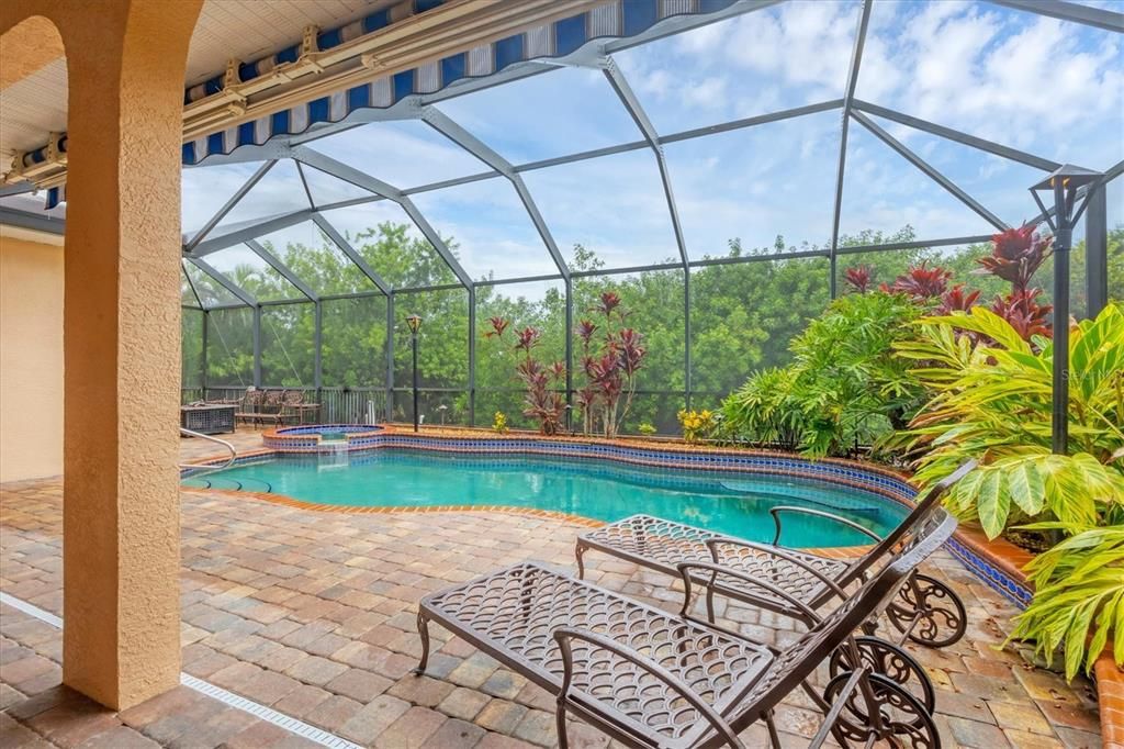 Activo con contrato: $425,000 (4 camas, 4 baños, 2585 Pies cuadrados)