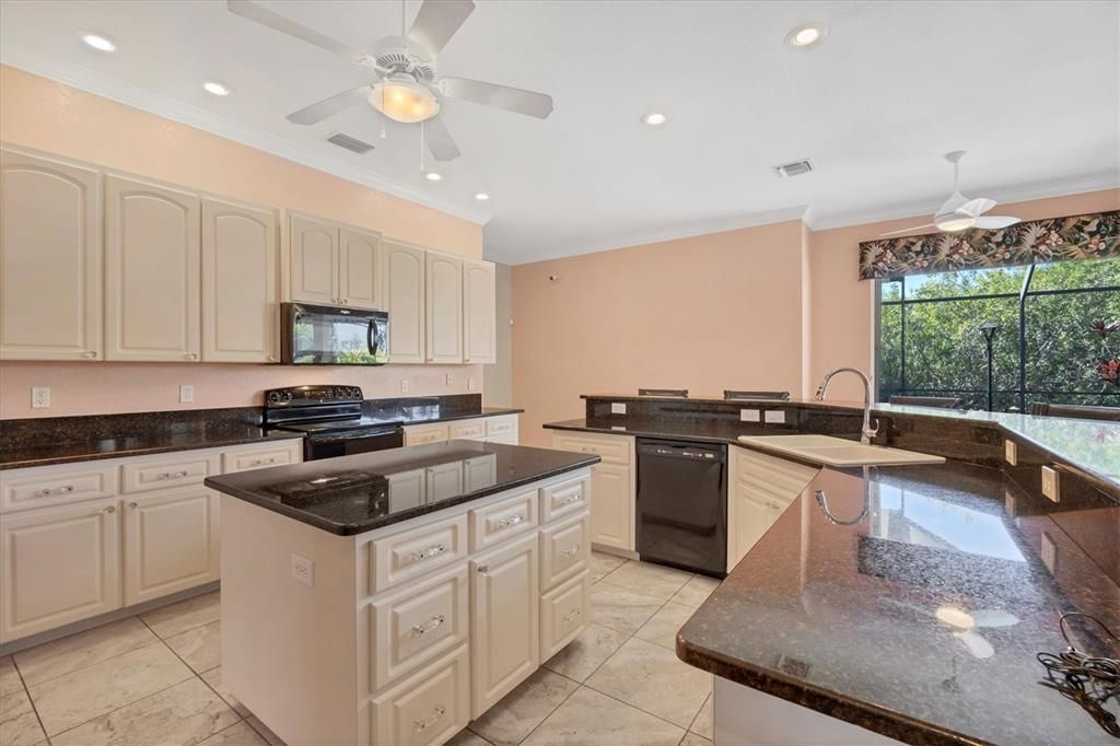 Activo con contrato: $425,000 (4 camas, 4 baños, 2585 Pies cuadrados)