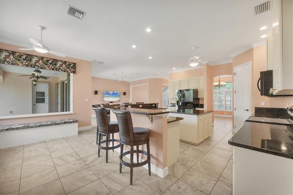 Activo con contrato: $425,000 (4 camas, 4 baños, 2585 Pies cuadrados)