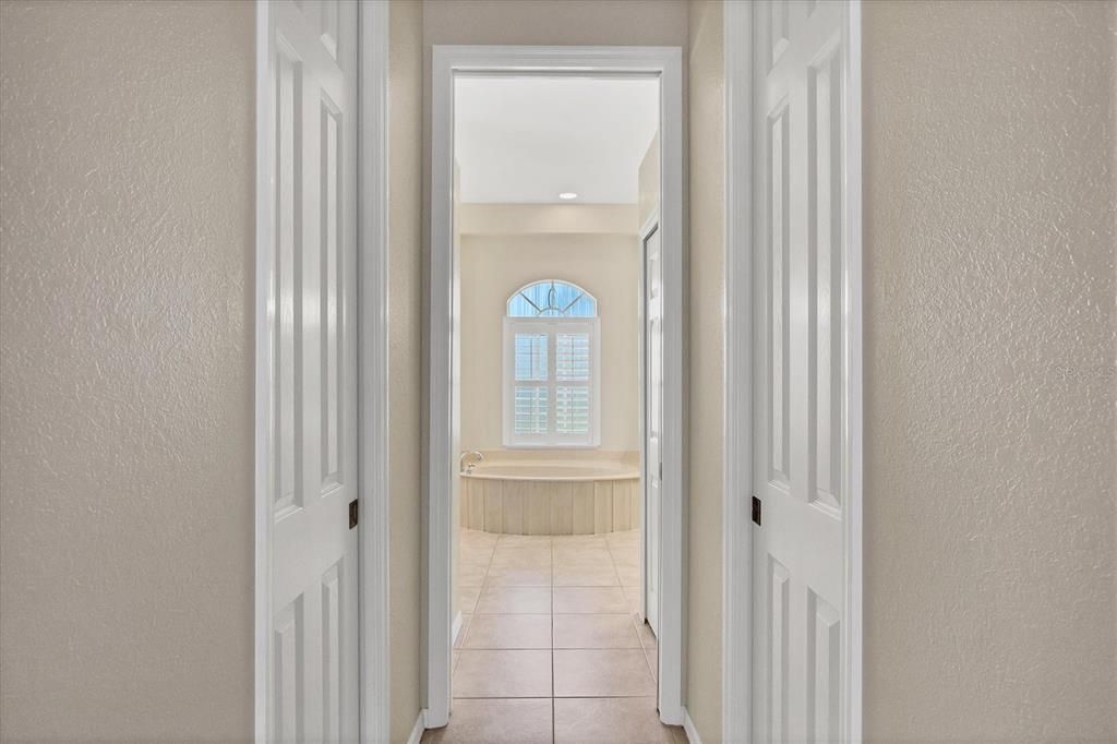 Activo con contrato: $425,000 (4 camas, 4 baños, 2585 Pies cuadrados)