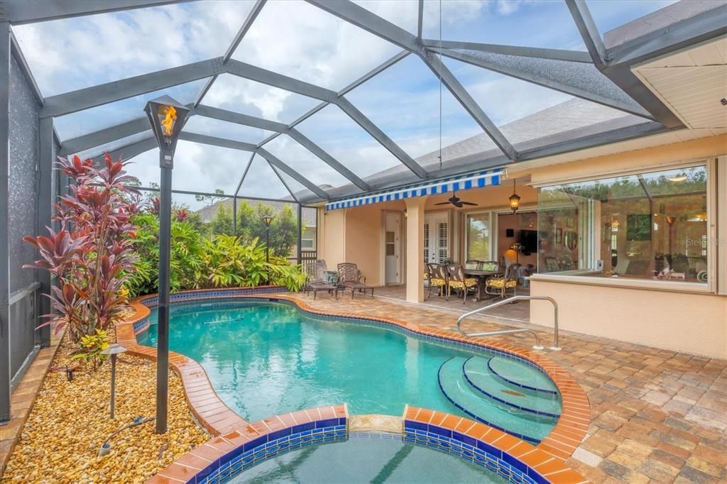 Activo con contrato: $425,000 (4 camas, 4 baños, 2585 Pies cuadrados)