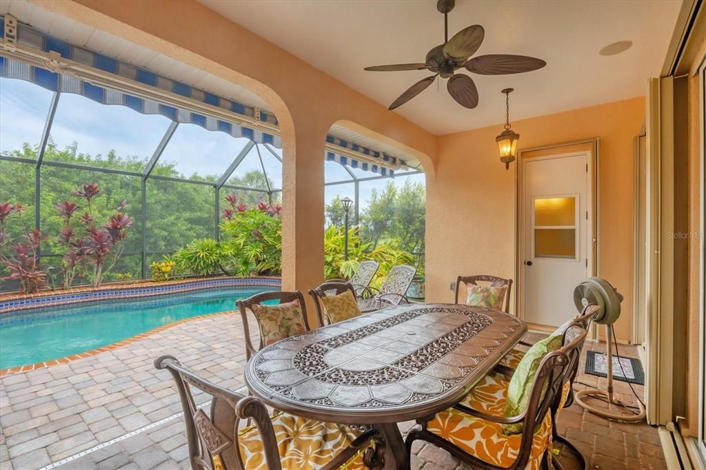 Activo con contrato: $425,000 (4 camas, 4 baños, 2585 Pies cuadrados)