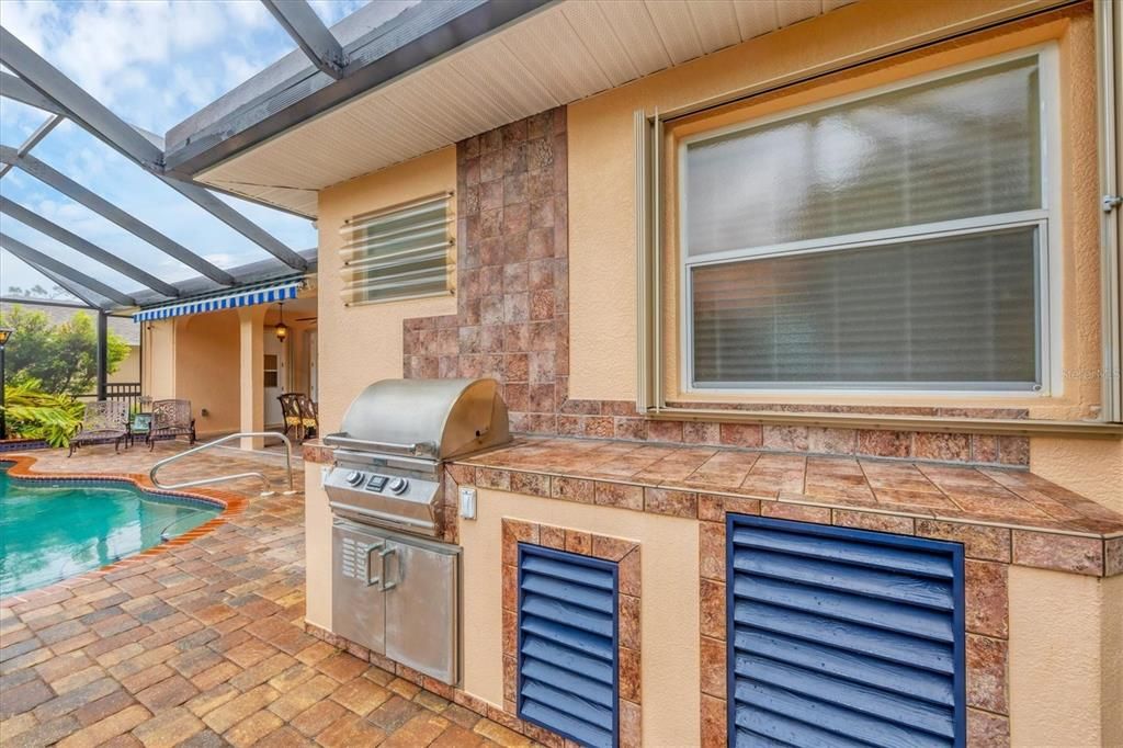 Activo con contrato: $425,000 (4 camas, 4 baños, 2585 Pies cuadrados)