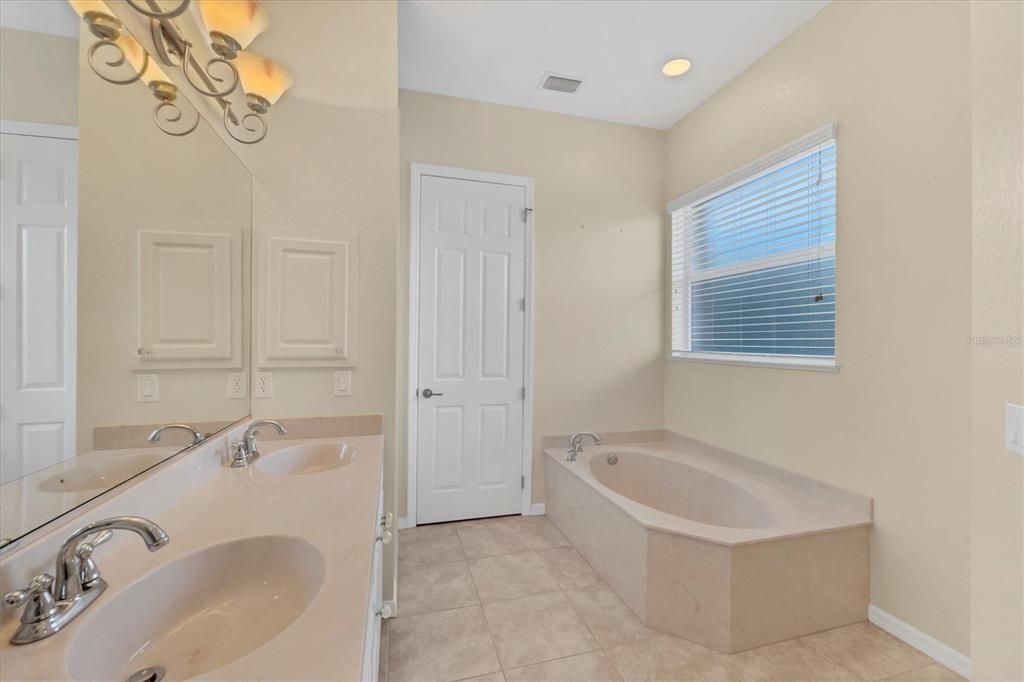 Activo con contrato: $425,000 (4 camas, 4 baños, 2585 Pies cuadrados)