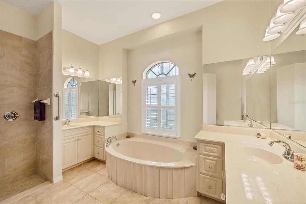 Activo con contrato: $425,000 (4 camas, 4 baños, 2585 Pies cuadrados)