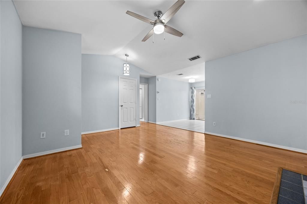 待售: $244,900 (2 贝兹, 2 浴室, 1014 平方英尺)