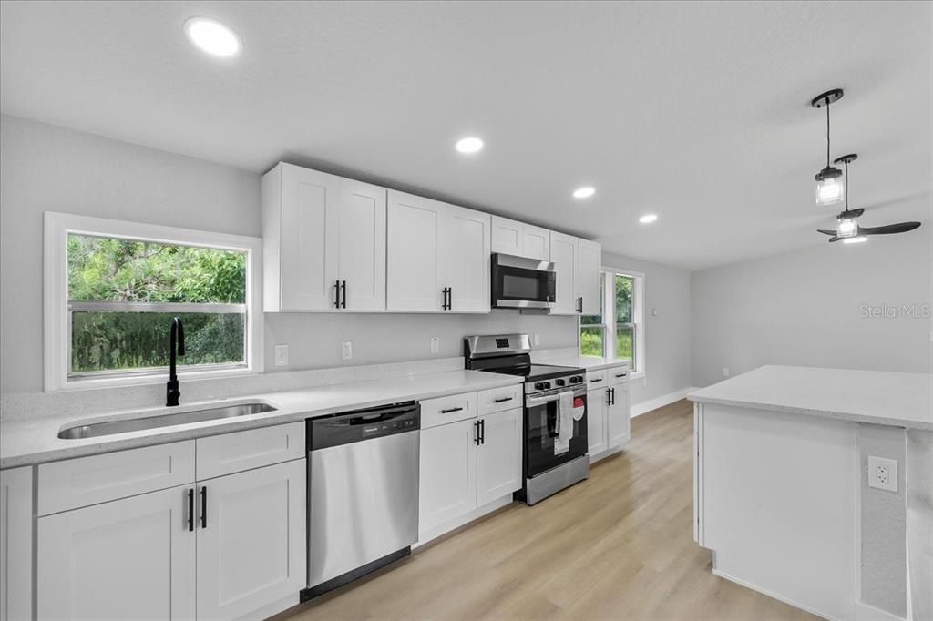 Active With Contract: $279,900 (3 beds, 2 baths, 1680 Square Feet)