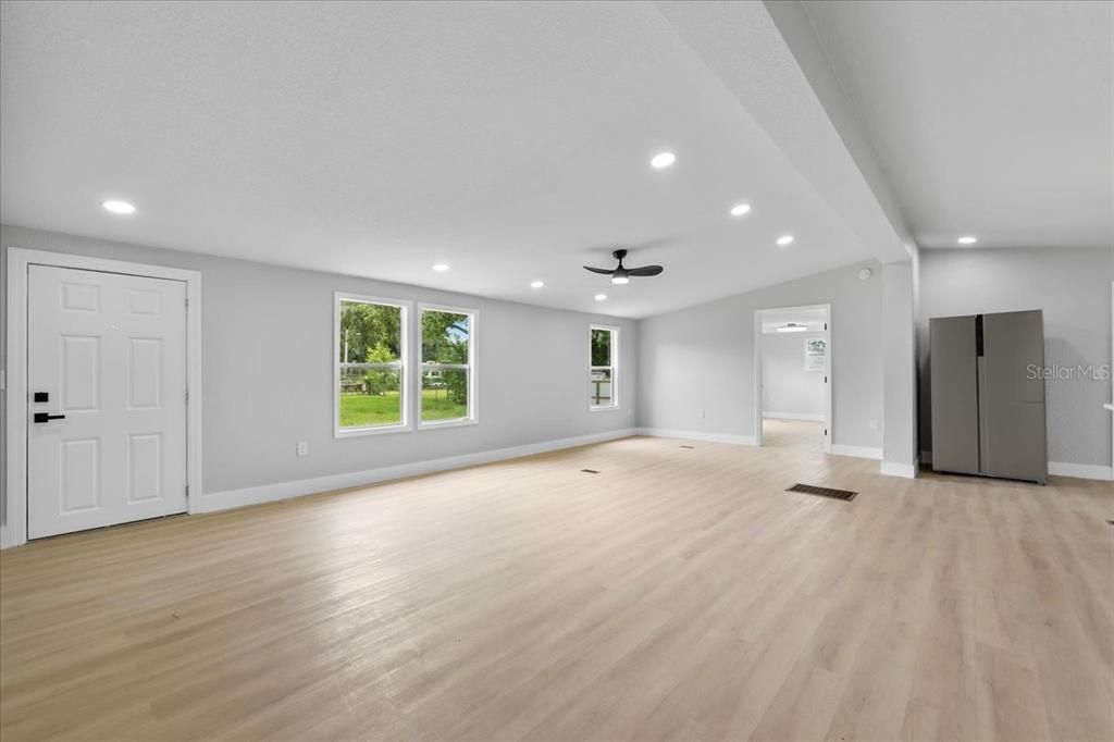 Active With Contract: $279,900 (3 beds, 2 baths, 1680 Square Feet)