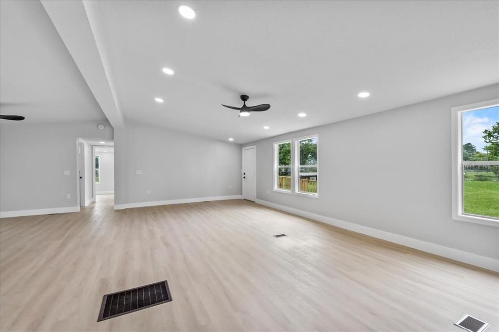 Active With Contract: $279,900 (3 beds, 2 baths, 1680 Square Feet)