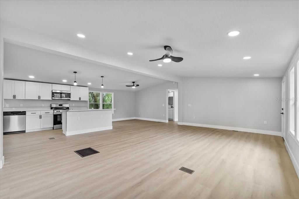 Active With Contract: $279,900 (3 beds, 2 baths, 1680 Square Feet)