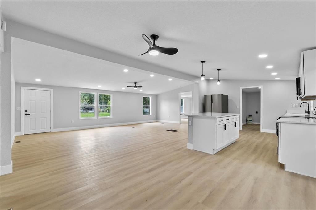 Active With Contract: $279,900 (3 beds, 2 baths, 1680 Square Feet)