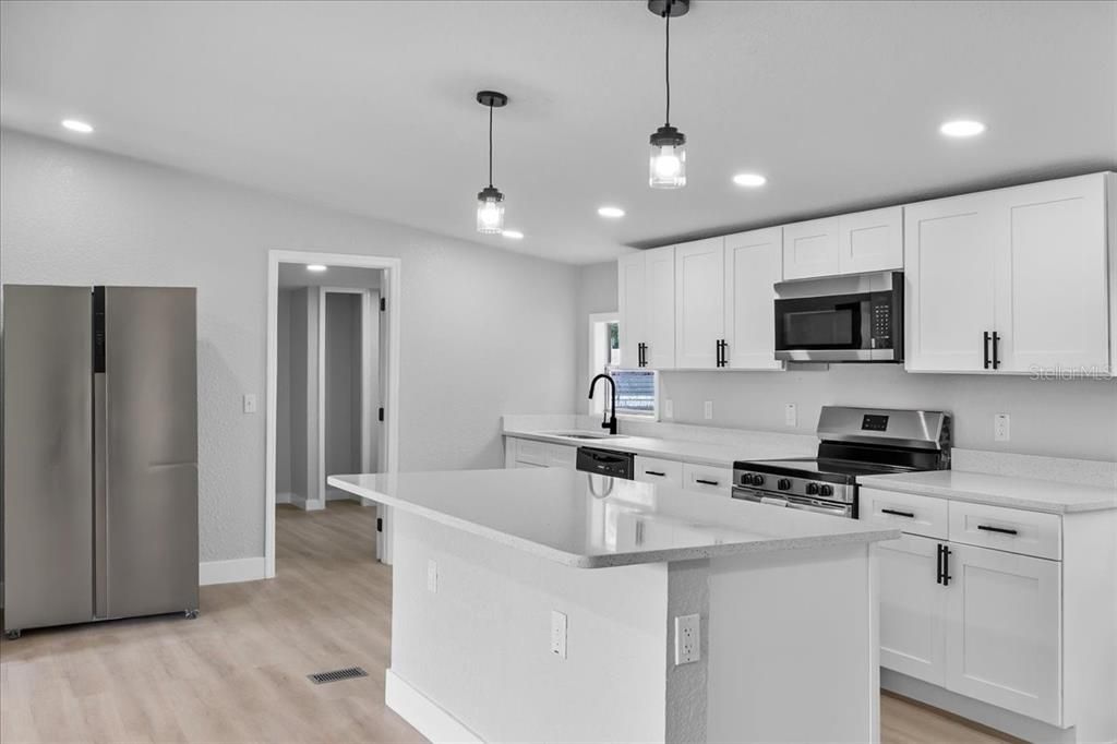 Active With Contract: $279,900 (3 beds, 2 baths, 1680 Square Feet)