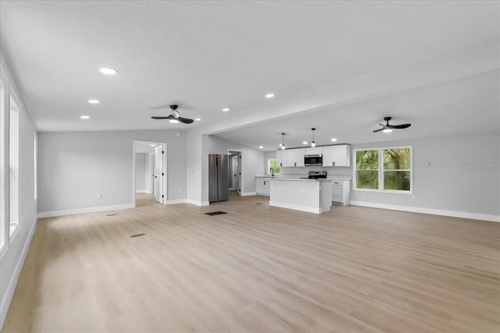 Active With Contract: $279,900 (3 beds, 2 baths, 1680 Square Feet)