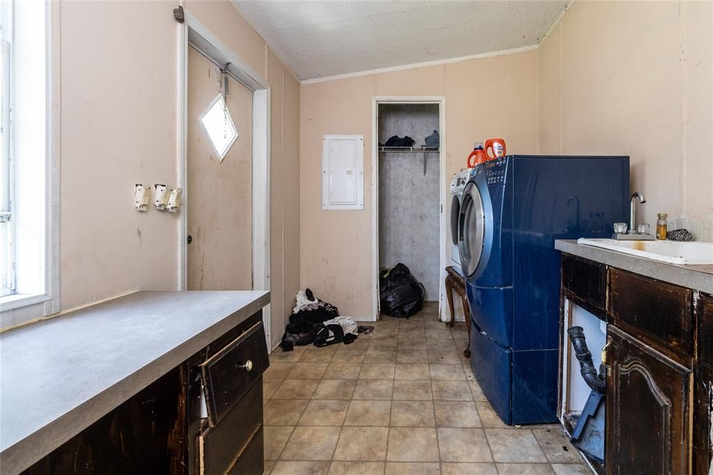 На продажу: $180,000 (4 спален, 2 ванн, 2280 Квадратных фут)