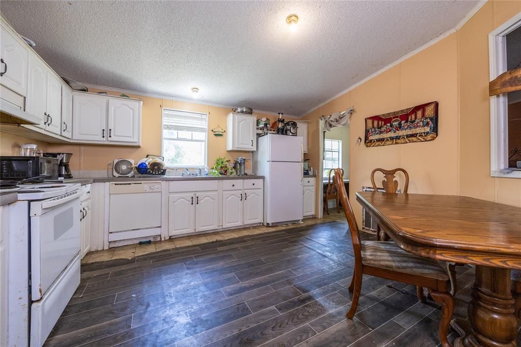 На продажу: $180,000 (4 спален, 2 ванн, 2280 Квадратных фут)