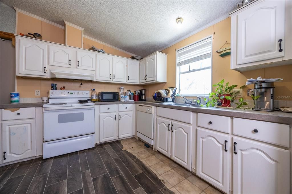 На продажу: $180,000 (4 спален, 2 ванн, 2280 Квадратных фут)