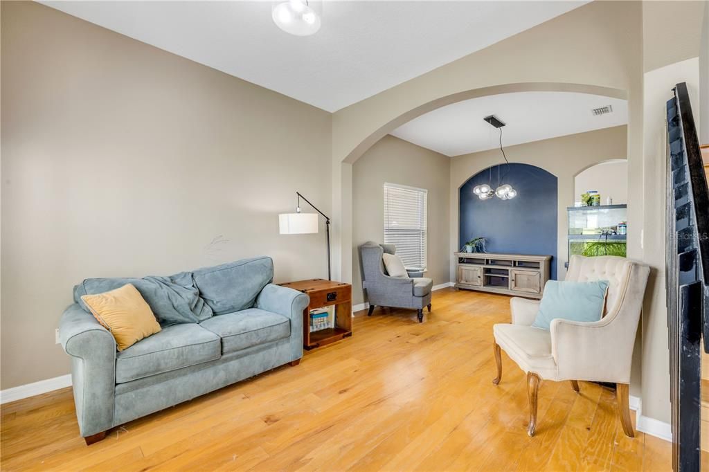 Под контрактом: $599,000 (4 спален, 2 ванн, 2270 Квадратных фут)