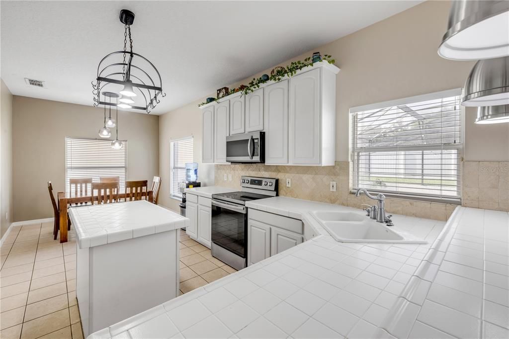 Под контрактом: $599,000 (4 спален, 2 ванн, 2270 Квадратных фут)