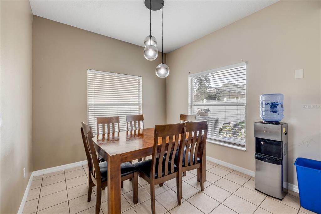 Под контрактом: $599,000 (4 спален, 2 ванн, 2270 Квадратных фут)