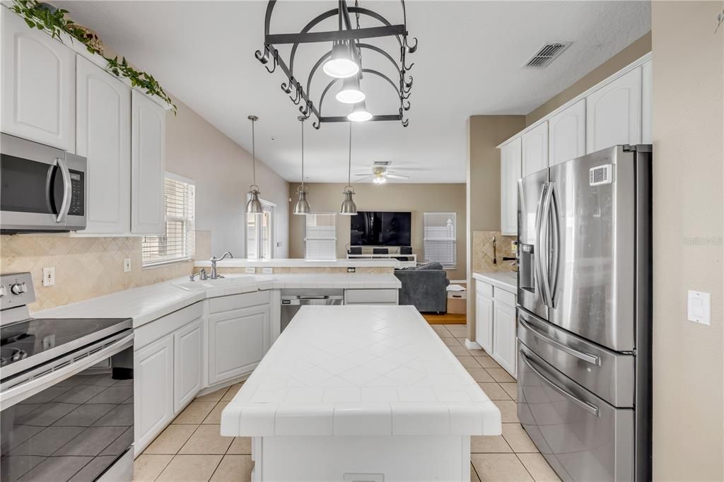 Под контрактом: $599,000 (4 спален, 2 ванн, 2270 Квадратных фут)