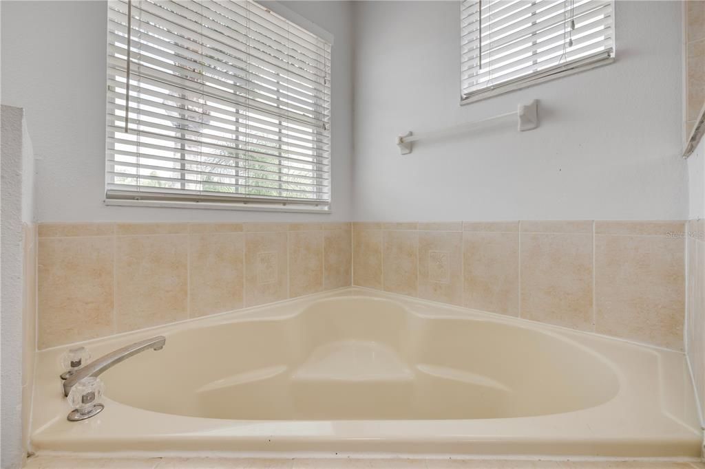 Под контрактом: $599,000 (4 спален, 2 ванн, 2270 Квадратных фут)