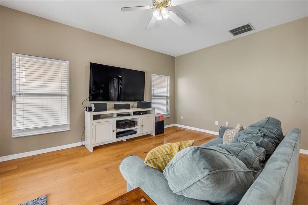 Под контрактом: $599,000 (4 спален, 2 ванн, 2270 Квадратных фут)