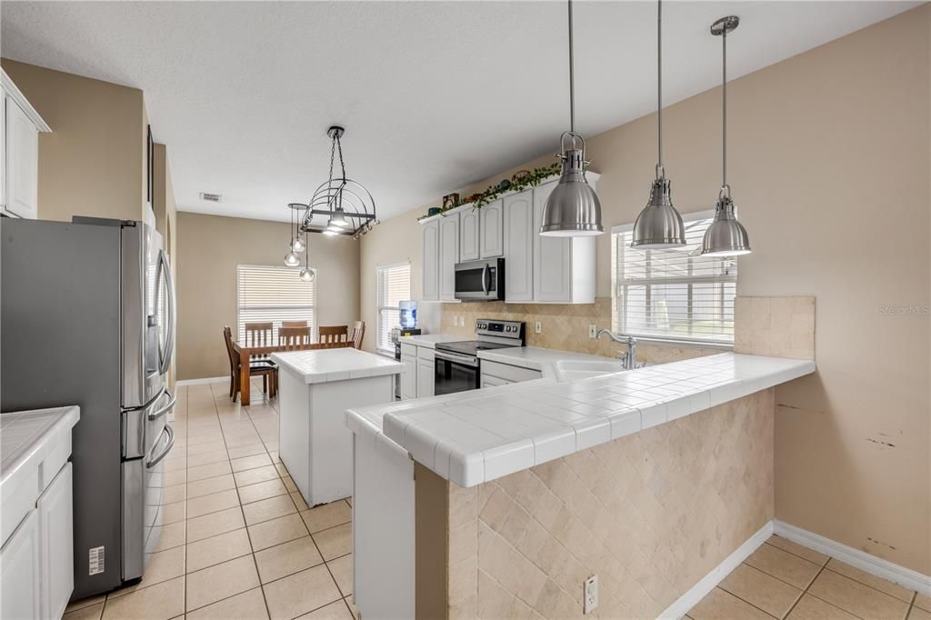 Под контрактом: $599,000 (4 спален, 2 ванн, 2270 Квадратных фут)