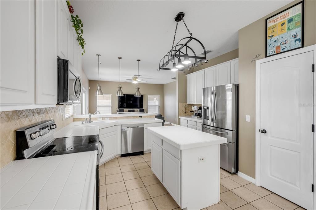 Под контрактом: $599,000 (4 спален, 2 ванн, 2270 Квадратных фут)