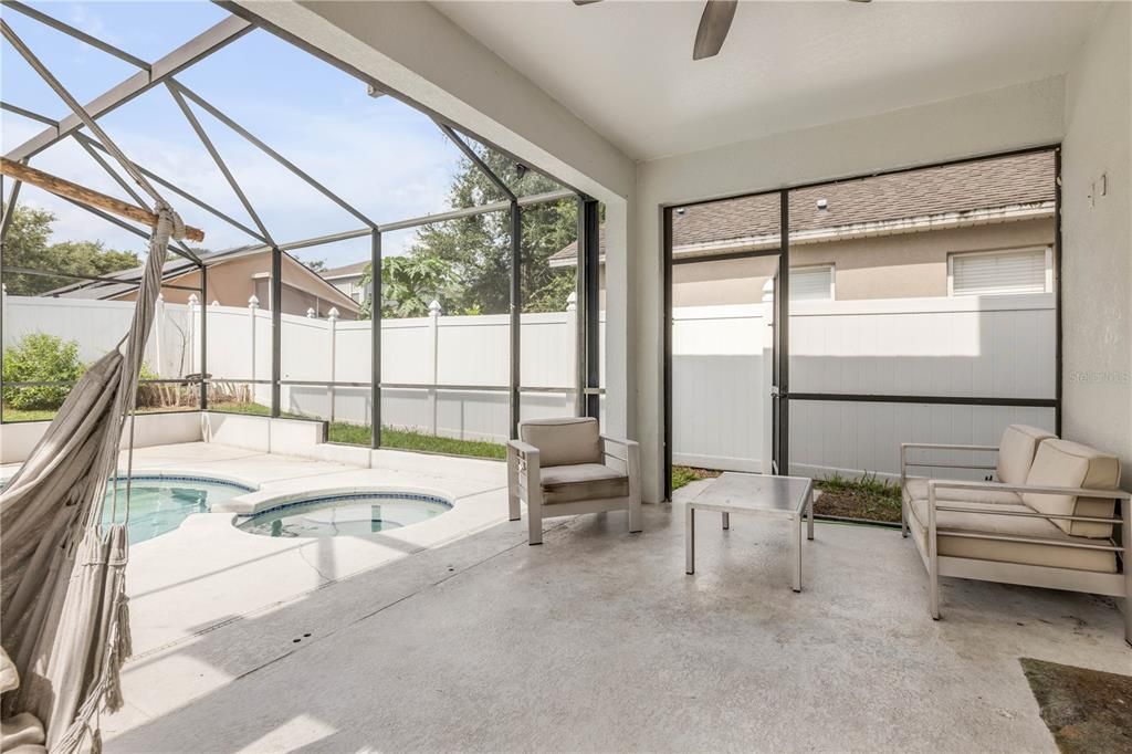 Под контрактом: $599,000 (4 спален, 2 ванн, 2270 Квадратных фут)