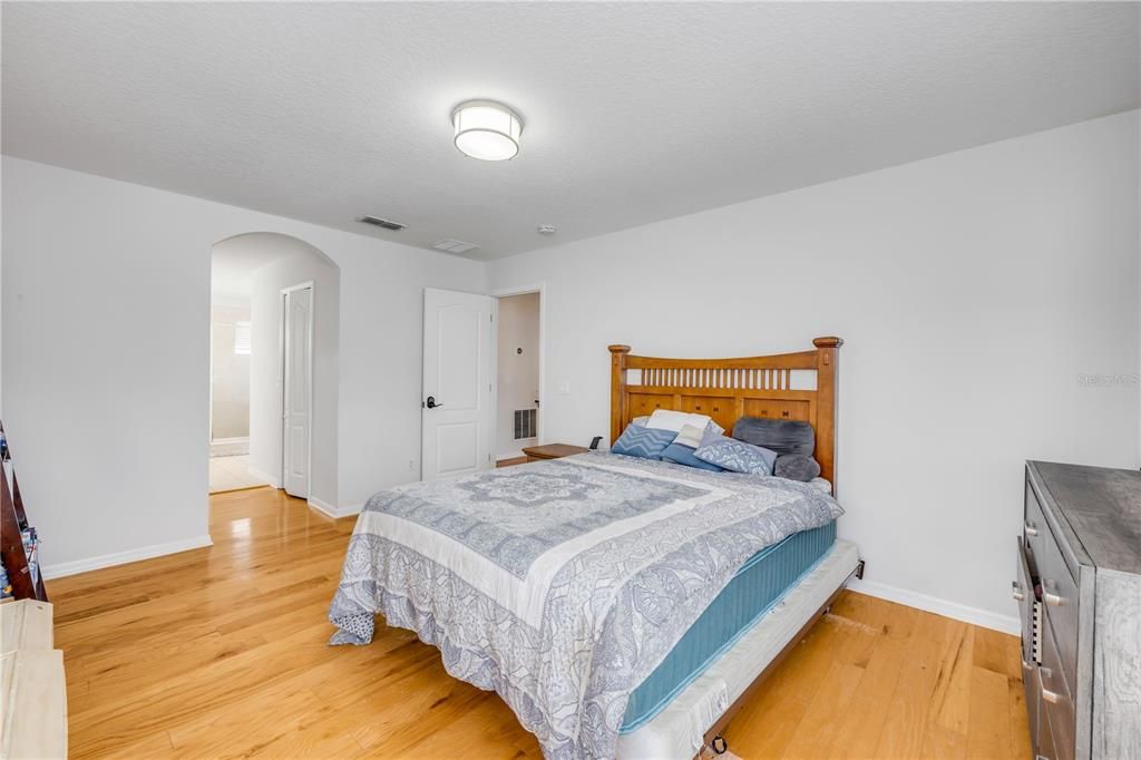 Под контрактом: $599,000 (4 спален, 2 ванн, 2270 Квадратных фут)