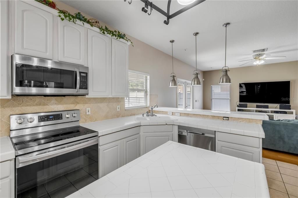 Под контрактом: $599,000 (4 спален, 2 ванн, 2270 Квадратных фут)