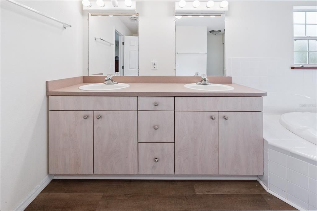 For Sale: $345,000 (3 beds, 2 baths, 1680 Square Feet)