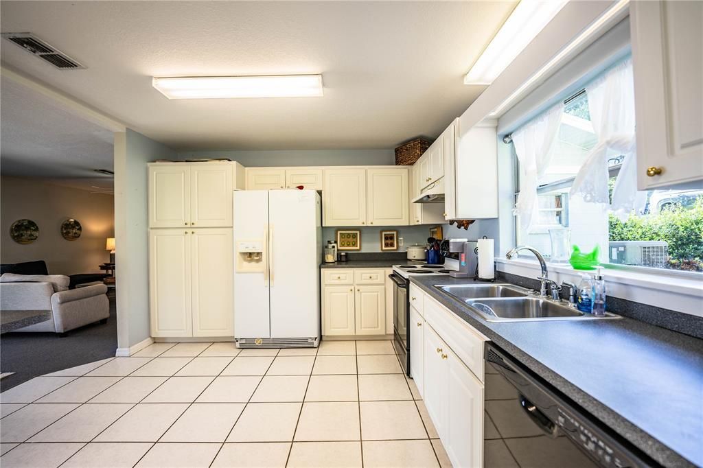 For Rent: $2,400 (3 beds, 2 baths, 1378 Square Feet)