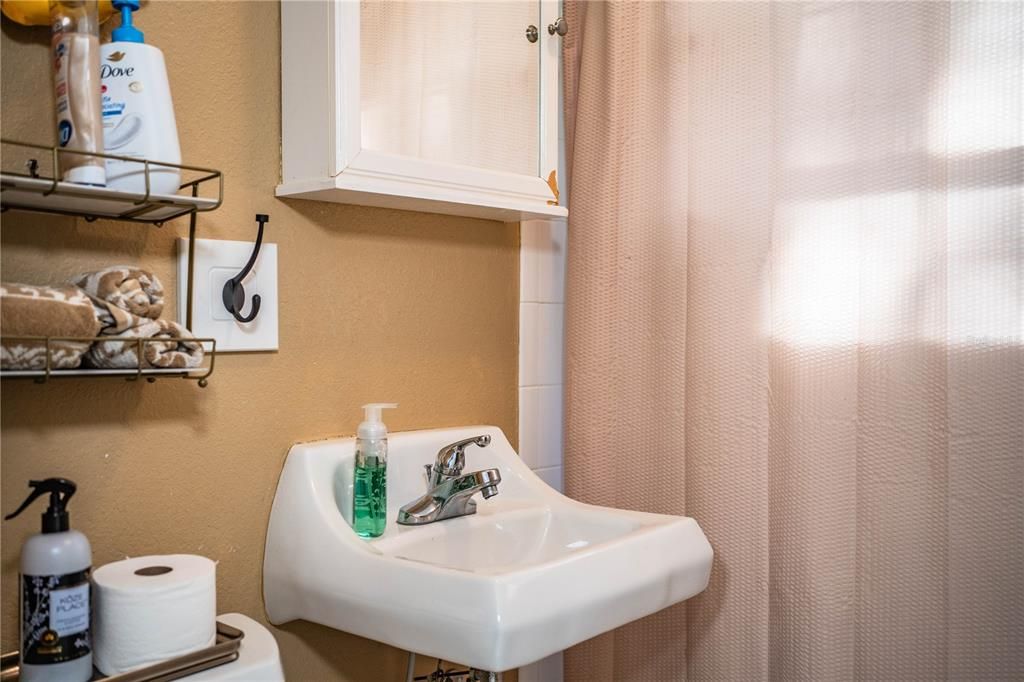 For Rent: $2,400 (3 beds, 2 baths, 1378 Square Feet)