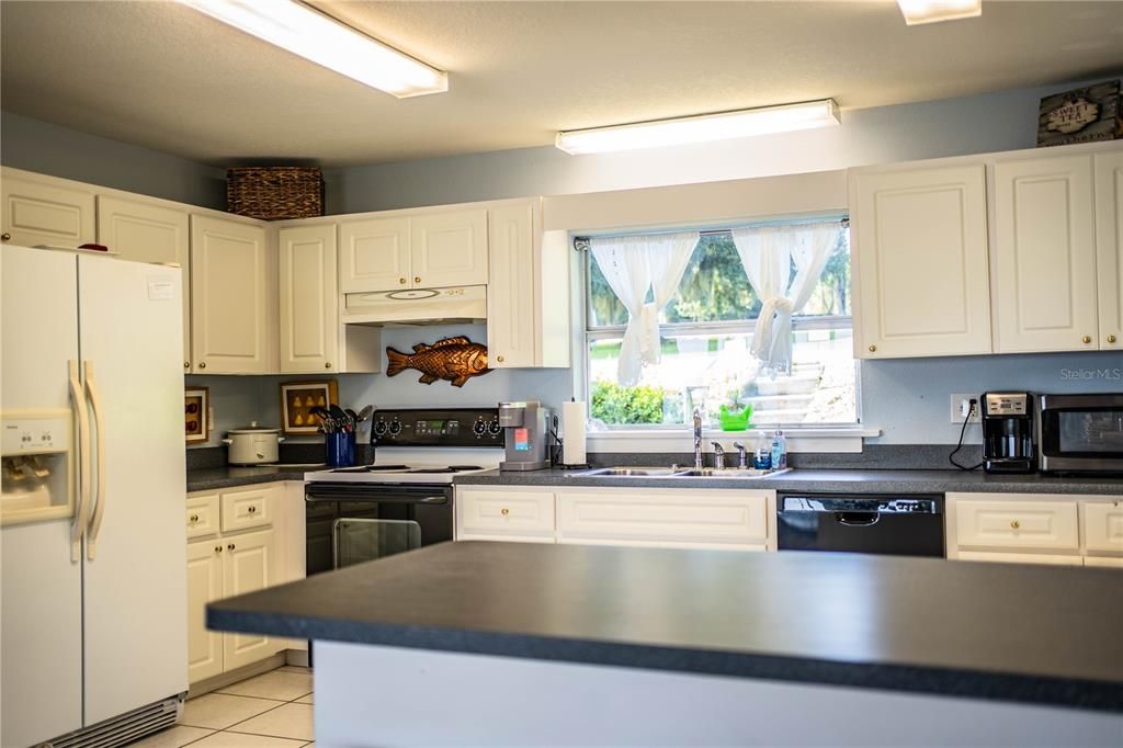 For Rent: $2,400 (3 beds, 2 baths, 1378 Square Feet)