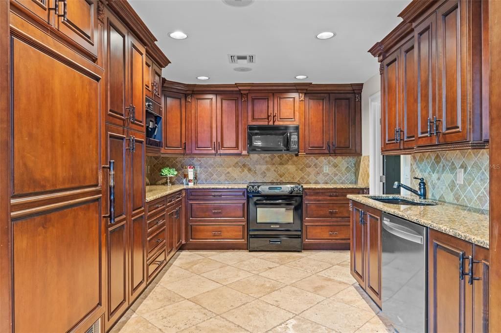 Под контрактом: $3,795,000 (5 спален, 4 ванн, 7263 Квадратных фут)