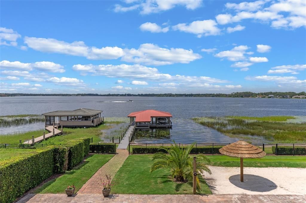 Под контрактом: $3,795,000 (5 спален, 4 ванн, 7263 Квадратных фут)