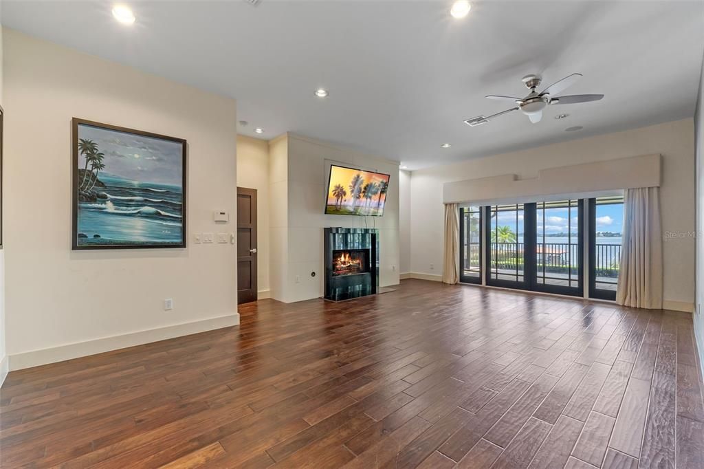 Под контрактом: $3,795,000 (5 спален, 4 ванн, 7263 Квадратных фут)