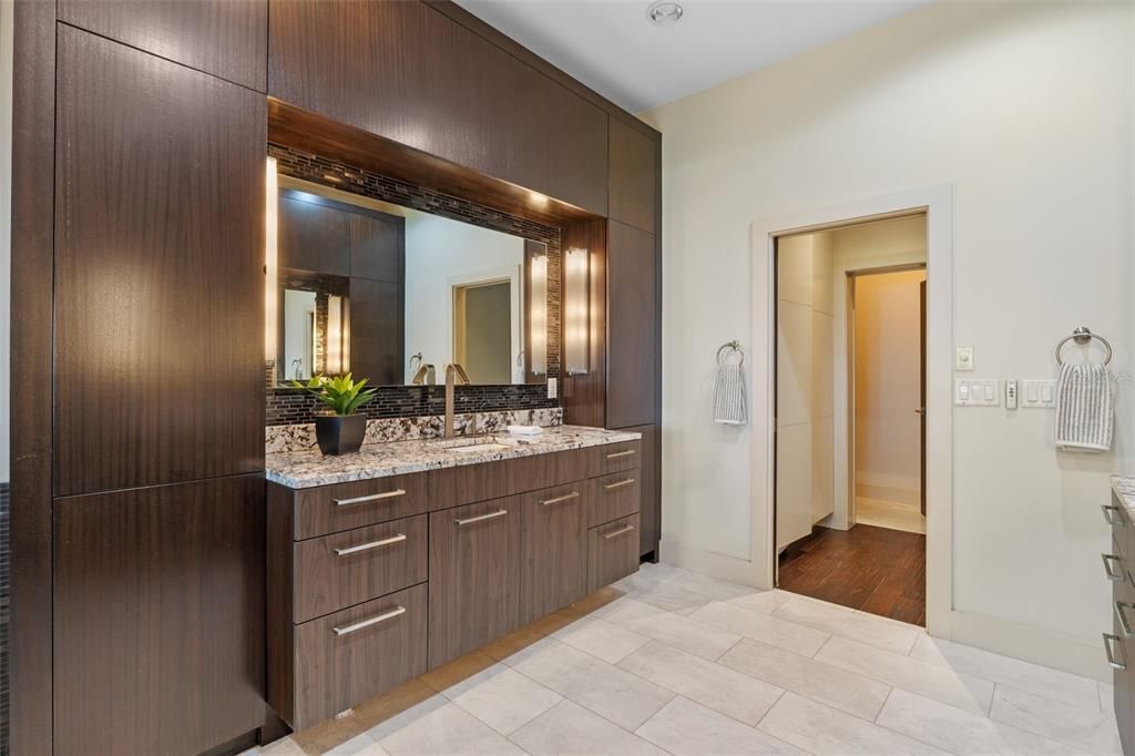 Под контрактом: $3,795,000 (5 спален, 4 ванн, 7263 Квадратных фут)