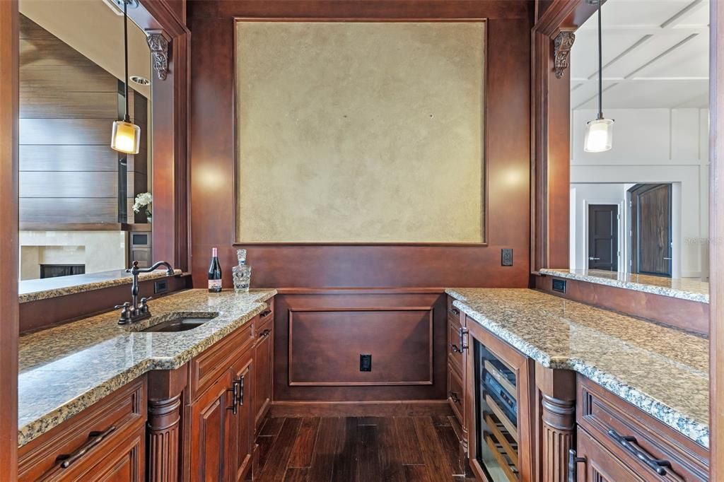 Под контрактом: $3,795,000 (5 спален, 4 ванн, 7263 Квадратных фут)