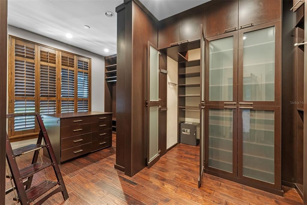 Под контрактом: $3,795,000 (5 спален, 4 ванн, 7263 Квадратных фут)