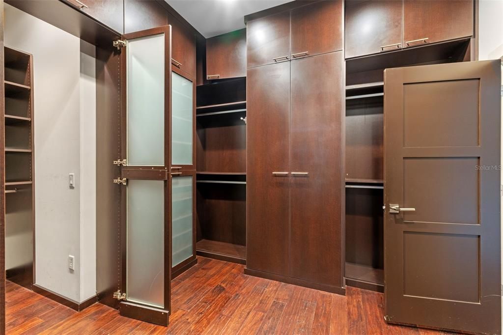 Под контрактом: $3,795,000 (5 спален, 4 ванн, 7263 Квадратных фут)