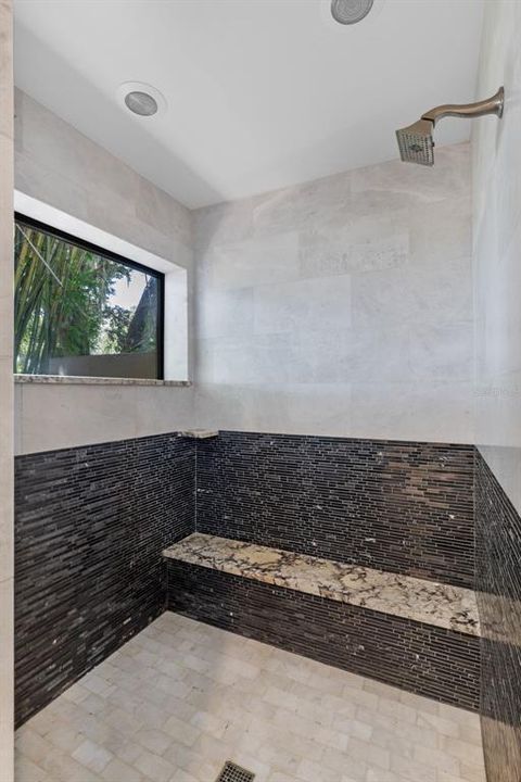 Под контрактом: $3,795,000 (5 спален, 4 ванн, 7263 Квадратных фут)